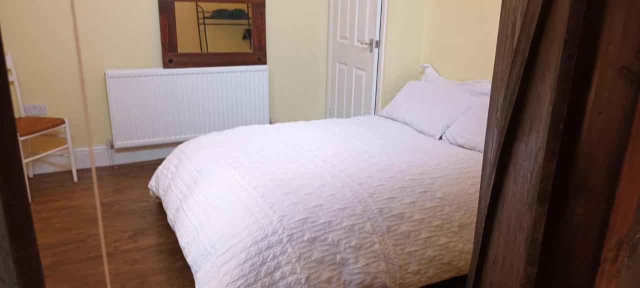 Room With Luxury Private Bathroom & Independent Entrance Near Tube London Bagian luar foto