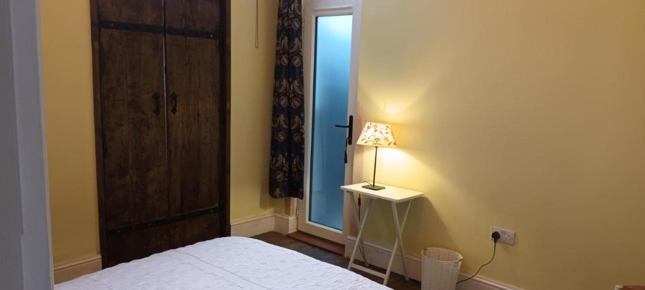 Room With Luxury Private Bathroom & Independent Entrance Near Tube London Bagian luar foto