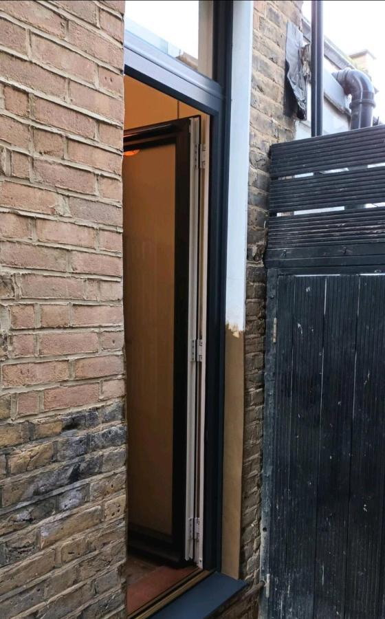 Room With Luxury Private Bathroom & Independent Entrance Near Tube London Bagian luar foto
