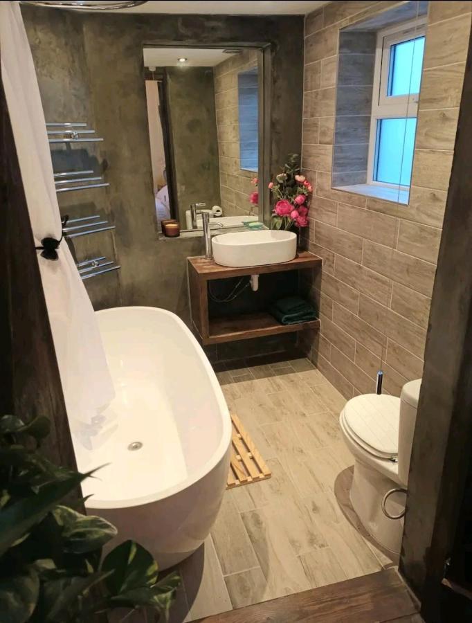 Room With Luxury Private Bathroom & Independent Entrance Near Tube London Bagian luar foto