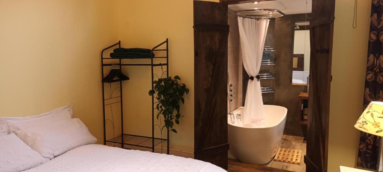Room With Luxury Private Bathroom & Independent Entrance Near Tube London Bagian luar foto
