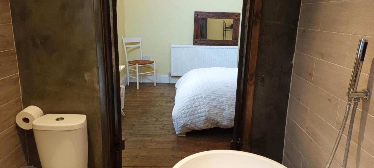 Room With Luxury Private Bathroom & Independent Entrance Near Tube London Bagian luar foto