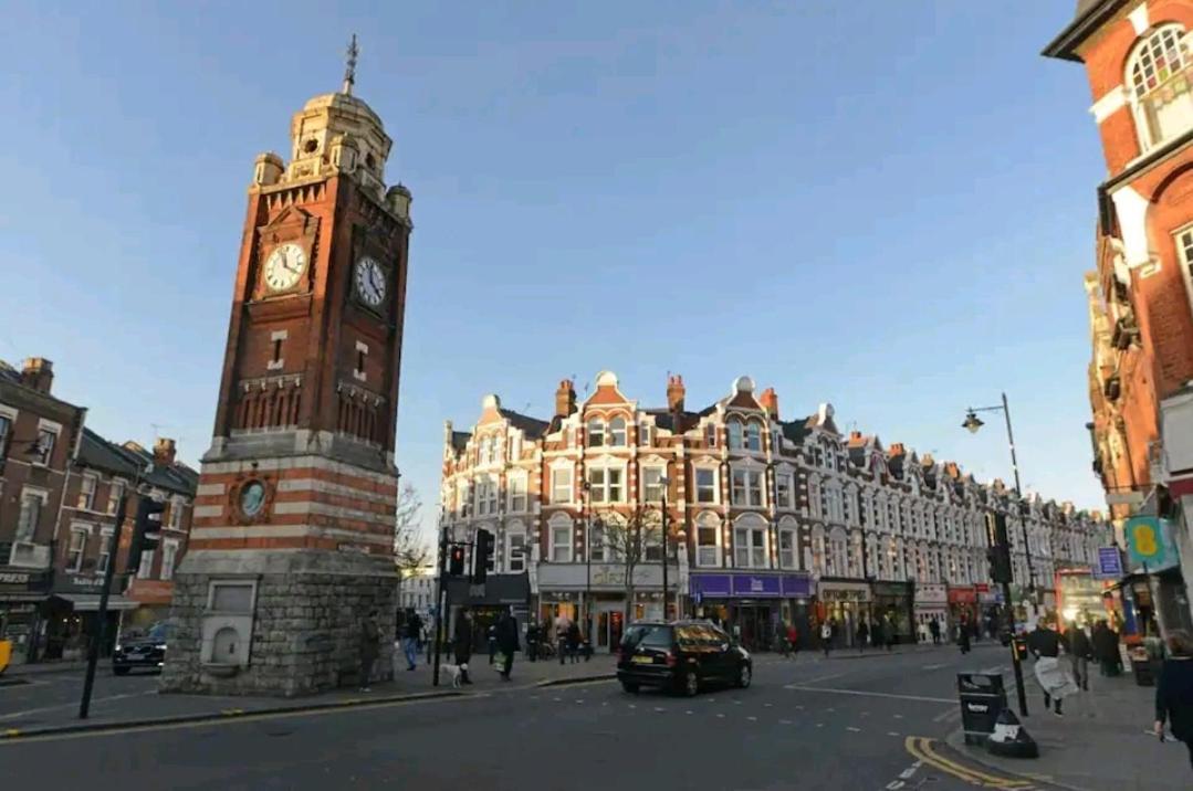 Room With Luxury Private Bathroom & Independent Entrance Near Tube London Bagian luar foto