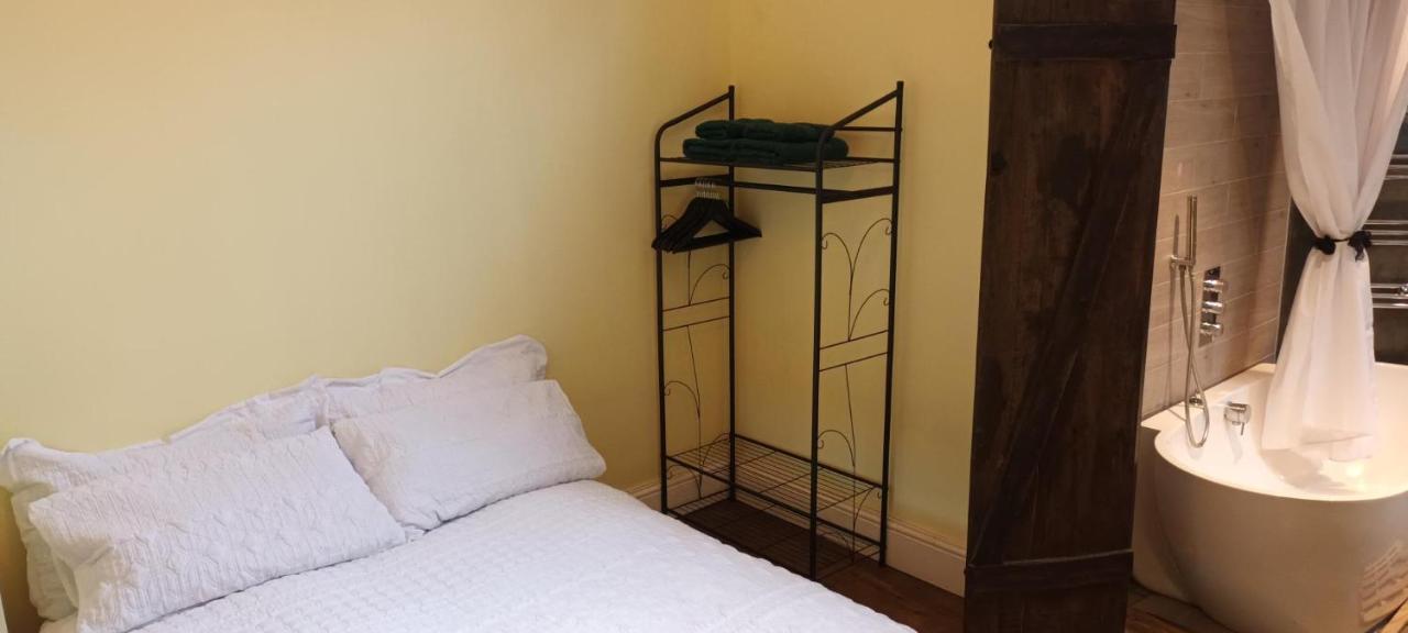 Room With Luxury Private Bathroom & Independent Entrance Near Tube London Bagian luar foto