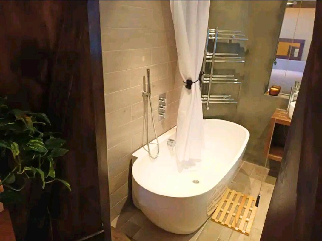 Room With Luxury Private Bathroom & Independent Entrance Near Tube London Bagian luar foto